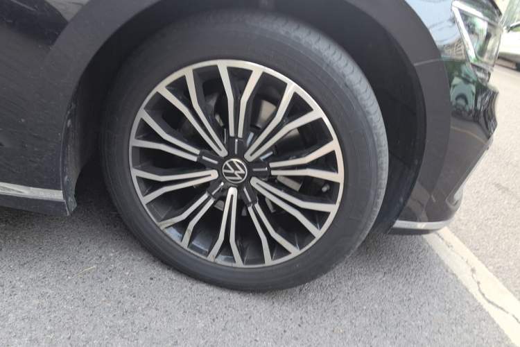 Used Volkswagen Phideon 2021 380TSI Luxury Edition Right Front Wheel Hub