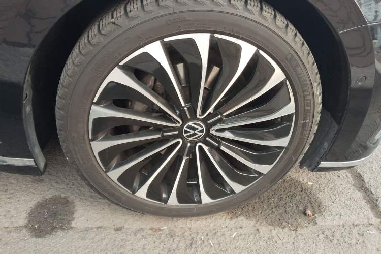 Used Volkswagen Phideon 2021 380TSI Prestige Edition Right Front Wheel Hub
