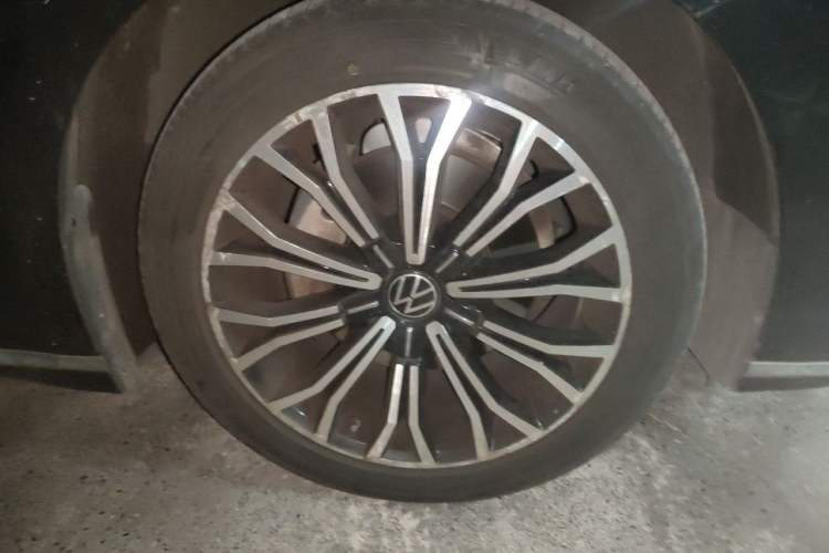 Used Volkswagen Phideon 2021 380TSI Luxury Edition Right Front Wheel Hub