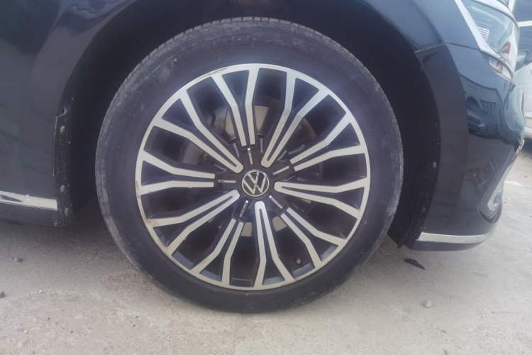 Used Volkswagen Phideon 2021 380TSI Luxury Edition Right Front Wheel Hub