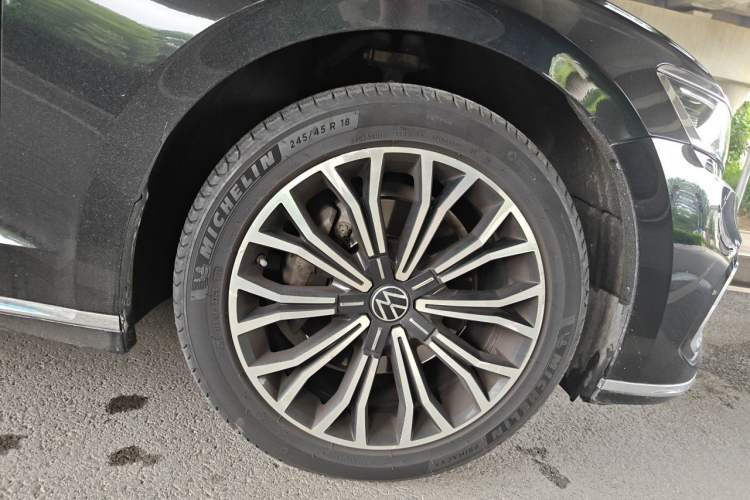 Used Volkswagen Phideon 2021 380TSI Luxury Edition Right Front Wheel Hub