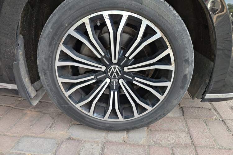 Used Volkswagen Phideon 2021 380TSI Luxury Edition Right Front Wheel Hub