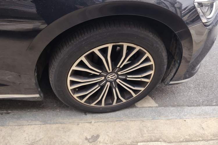 Used Volkswagen Phideon 2021 380TSI Luxury Edition Right Front Wheel Hub