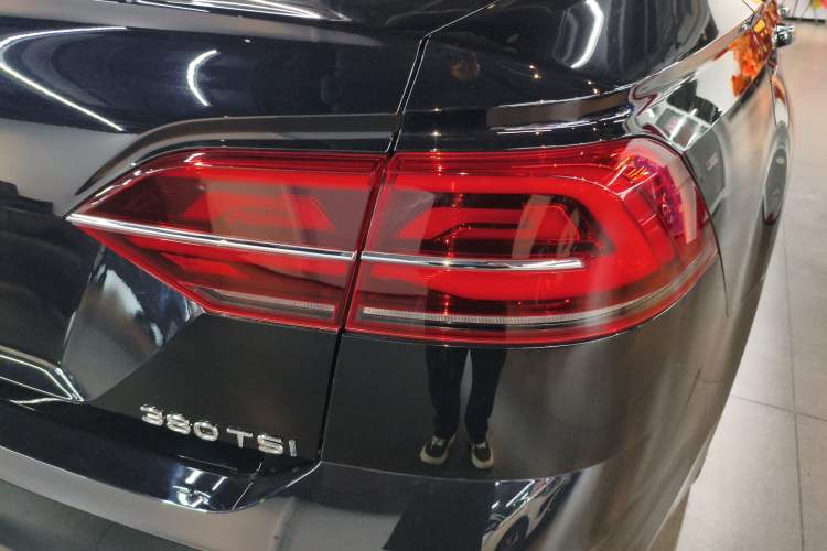 Used Volkswagen Phideon 2021 380TSI Luxury Edition Right Rear Taillight