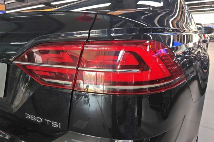 Used Volkswagen Phideon 2021 380TSI Prestige Edition Right Rear Taillight