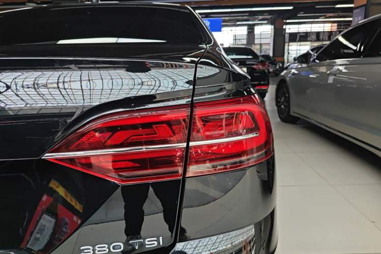 Used Volkswagen Phideon 2021 380TSI Luxury Edition Right Rear Taillight