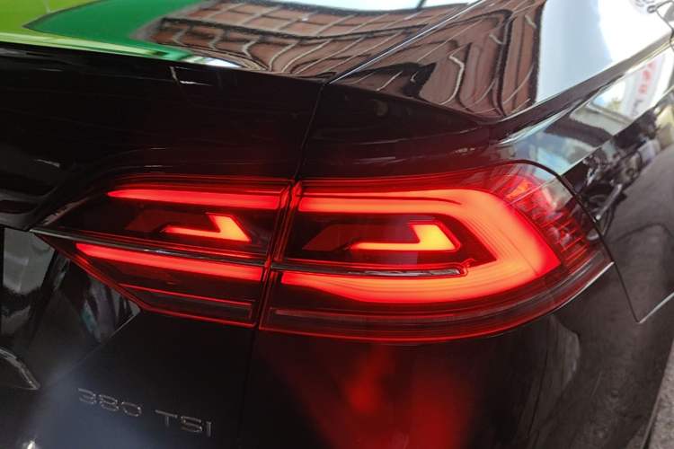 Used Volkswagen Phideon 2021 380TSI Luxury Edition Right Rear Taillight