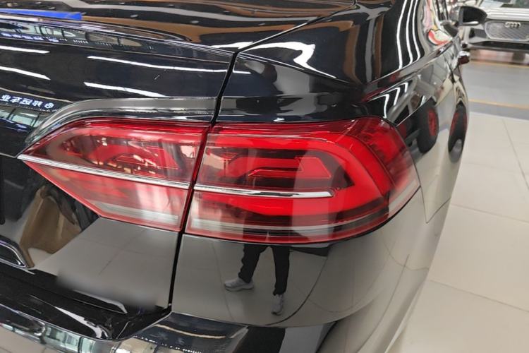 Used Volkswagen Phideon 2021 380TSI Luxury Edition Right Rear Taillight