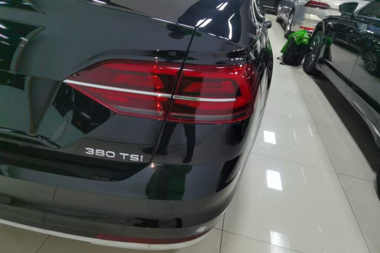 Used Volkswagen Phideon 2021 380TSI Luxury Edition Right Rear Taillight