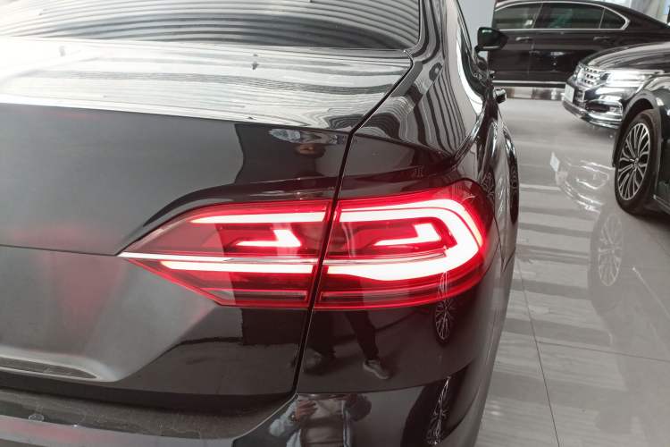 Used Volkswagen Phideon 2021 380TSI Prestige Edition Right Rear Taillight