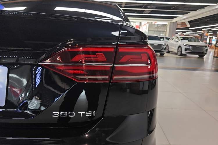 Used Volkswagen Phideon 2021 380TSI Prestige Edition Right Rear Taillight