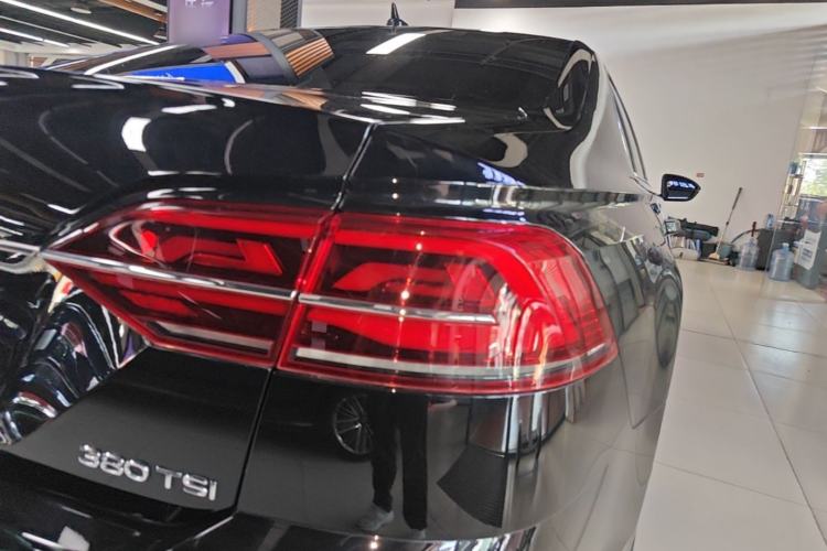 Used Volkswagen Phideon 2021 380TSI Prestige Edition Right Rear Taillight