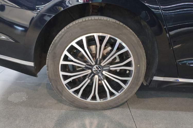 Used Volkswagen Phideon 2021 380TSI Luxury Edition Right Rear Wheel Hub