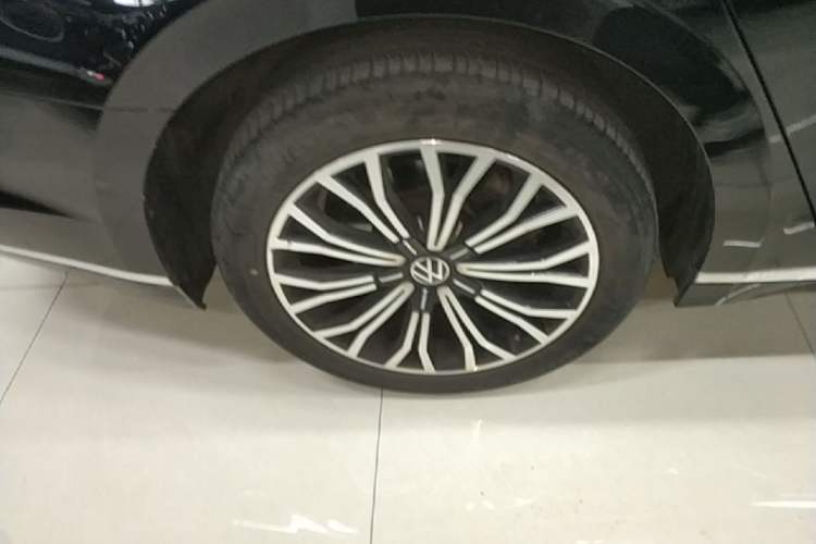 Used Volkswagen Phideon 2021 380TSI Luxury Edition Right Rear Wheel Hub