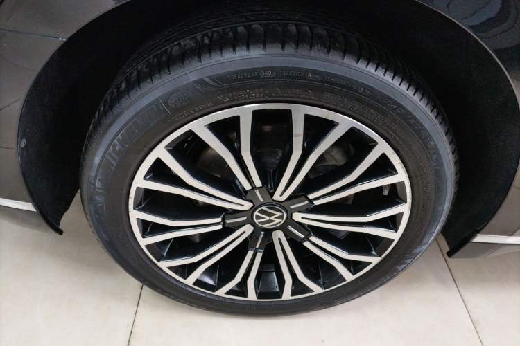 Used Volkswagen Phideon 2021 380TSI Luxury Edition Right Rear Wheel Hub