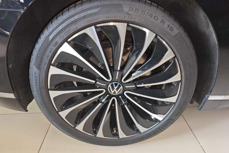 Used Volkswagen Phideon 2021 380TSI Prestige Edition Right Rear Wheel Hub