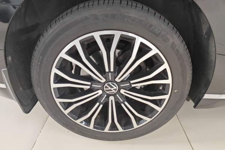 Used Volkswagen Phideon 2021 380TSI Luxury Edition Right Rear Wheel Hub