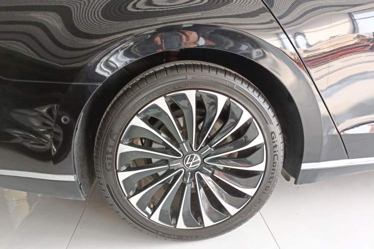 Used Volkswagen Phideon 2021 380TSI Prestige Edition Right Rear Wheel Hub