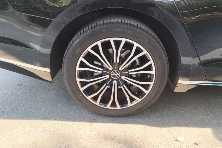 Used Volkswagen Phideon 2021 380TSI Luxury Edition Right Rear Wheel Hub