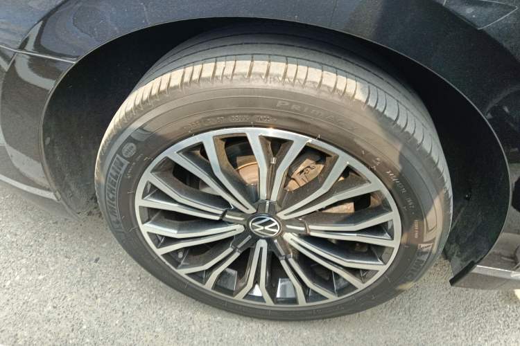 Used Volkswagen Phideon 2021 380TSI Luxury Edition Right Rear Wheel Hub