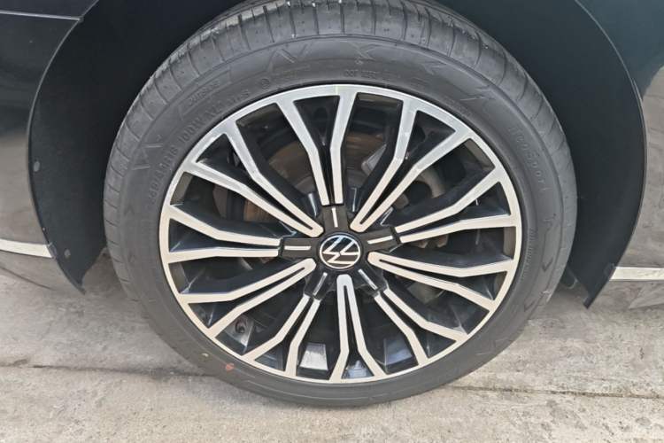 Used Volkswagen Phideon 2021 380TSI Luxury Edition Right Rear Wheel Hub