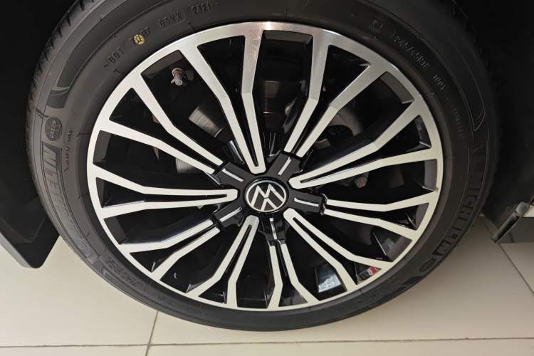Used Volkswagen Phideon 2021 380TSI Luxury Edition Right Rear Wheel Hub
