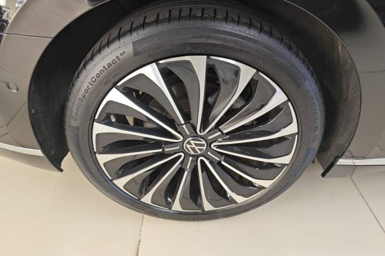 Used Volkswagen Phideon 2021 380TSI Prestige Edition Right Rear Wheel Hub
