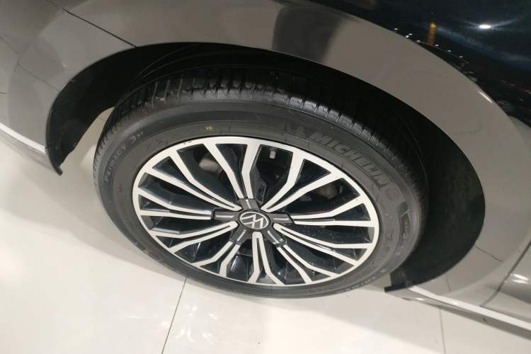 Used Volkswagen Phideon 2021 380TSI Luxury Edition Right Rear Wheel Hub