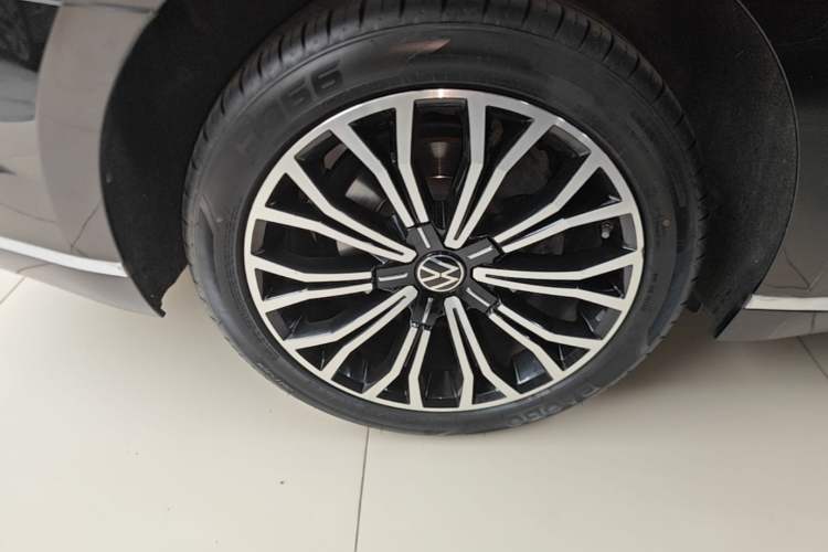 Used Volkswagen Phideon 2021 380TSI Luxury Edition Right Rear Wheel Hub