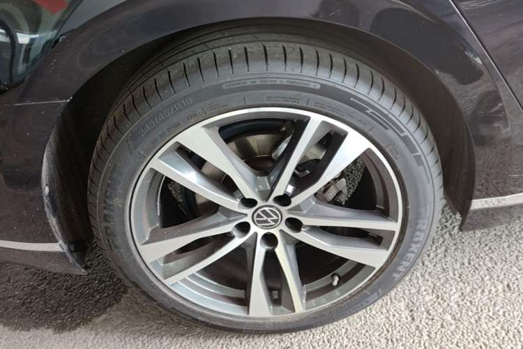 Used Volkswagen Phideon 2021 380TSI Luxury Edition Right Rear Wheel Hub