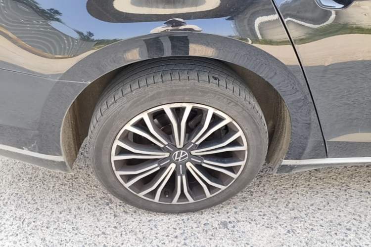 Used Volkswagen Phideon 2021 380TSI Luxury Edition Right Rear Wheel Hub
