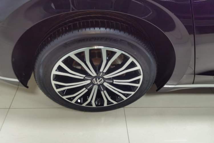 Used Volkswagen Phideon 2021 380TSI Luxury Edition Right Rear Wheel Hub
