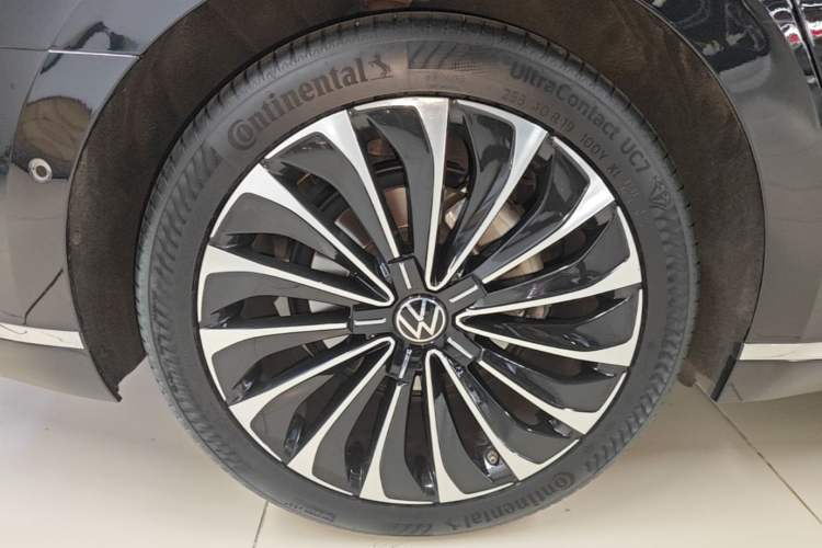 Used Volkswagen Phideon 2021 380TSI Prestige Edition Right Rear Wheel Hub