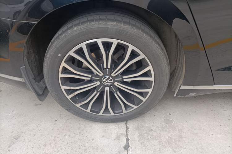 Used Volkswagen Phideon 2021 380TSI Luxury Edition Right Rear Wheel Hub