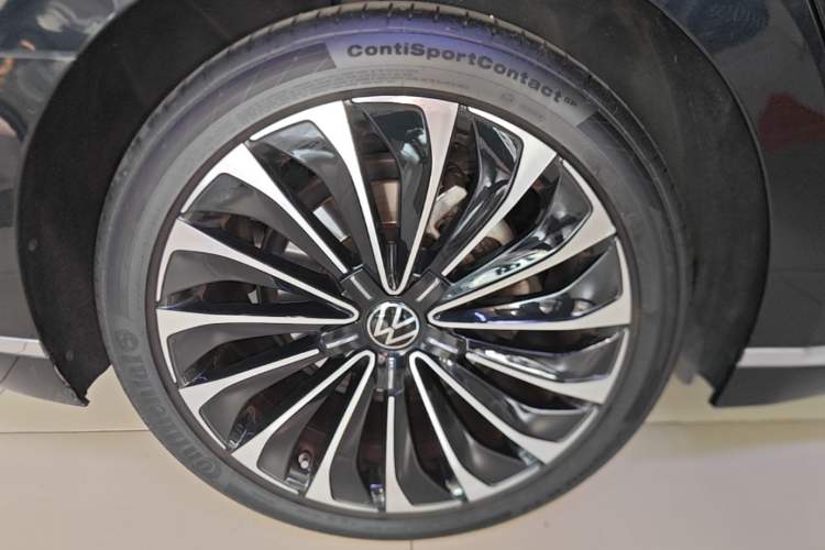 Used Volkswagen Phideon 2021 380TSI Prestige Edition Right Rear Wheel Hub
