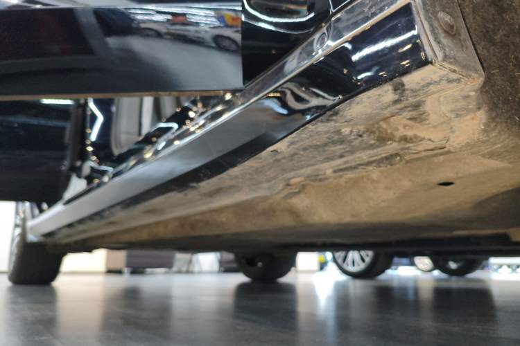 Used Volkswagen Phideon 2021 380TSI Luxury Edition Right Side Sill