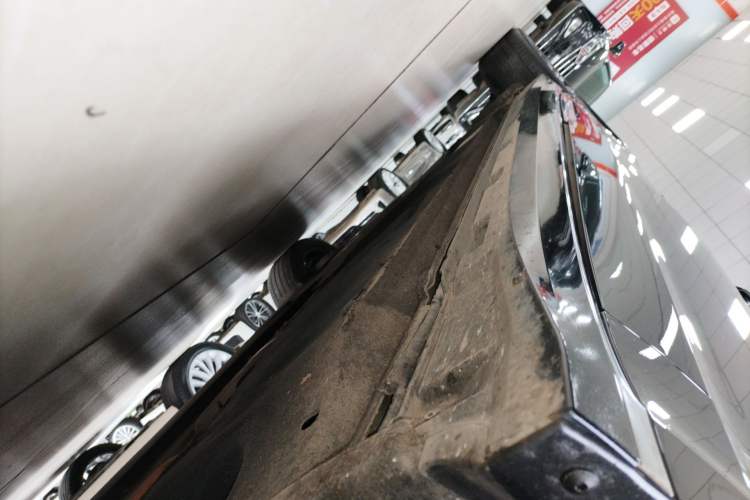 Used Volkswagen Phideon 2021 380TSI Luxury Edition Right Side Sill