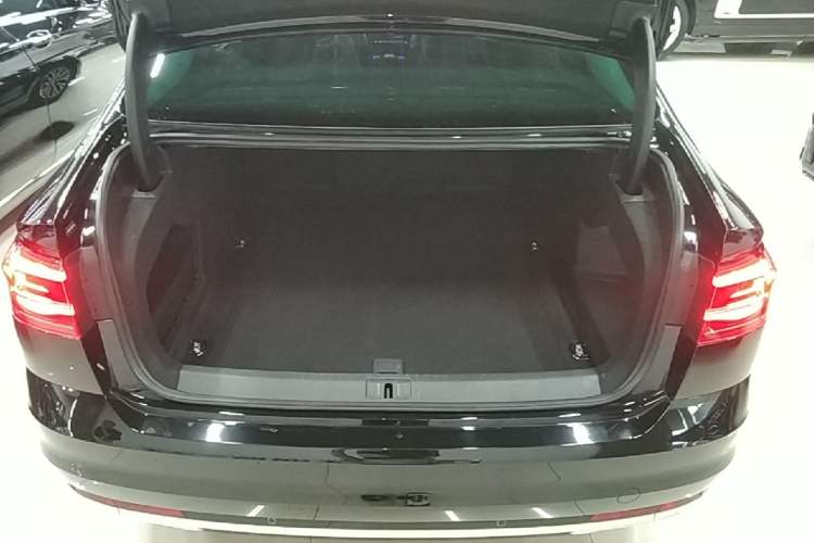Used Volkswagen Phideon 2021 380TSI Luxury Edition Trunk