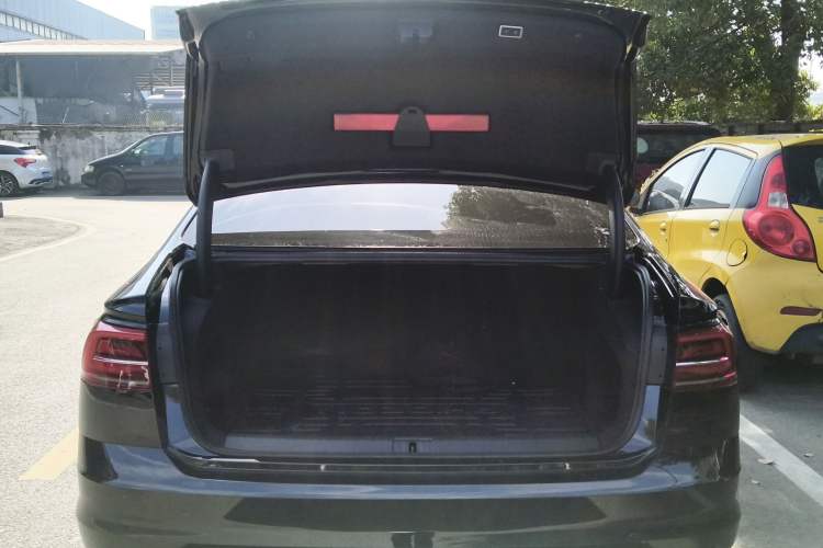 Used Volkswagen Phideon 2021 380TSI Luxury Edition Trunk