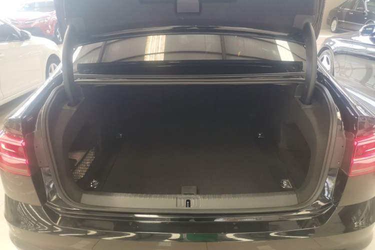 Used Volkswagen Phideon 2021 380TSI Luxury Edition Trunk