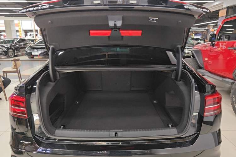 Used Volkswagen Phideon 2021 380TSI Luxury Edition Trunk