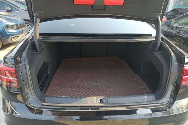 Used Volkswagen Phideon 2021 380TSI Luxury Edition Trunk