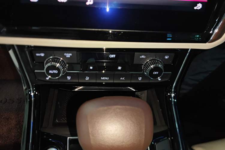 Used Volkswagen Phideon 2021 380TSI Prestige Edition Audio And AC Panel