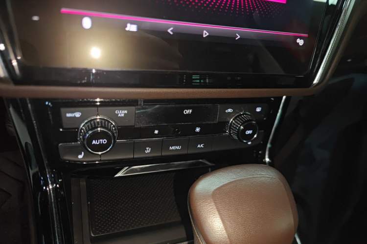 Used Volkswagen Phideon 2021 380TSI Luxury Edition Audio And AC Panel