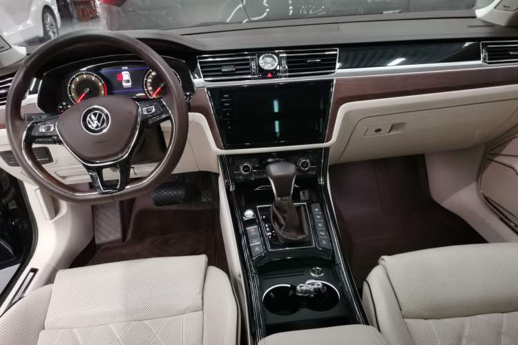 Used Volkswagen Phideon 2021 380TSI Prestige Edition Center Console