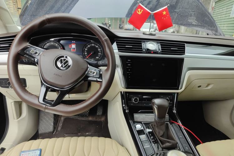 Used Volkswagen Phideon 2021 380TSI Luxury Edition Center Console