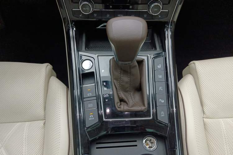 Used Volkswagen Phideon 2021 380TSI Prestige Edition Gear Lever