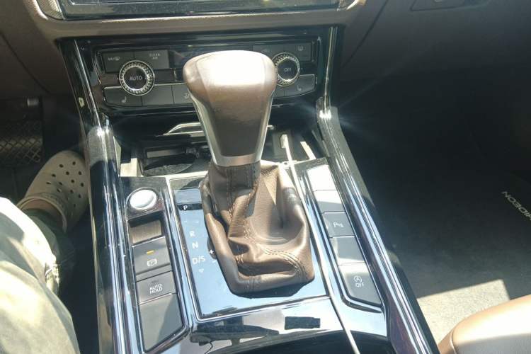 Used Volkswagen Phideon 2021 380TSI Luxury Edition Gear Lever