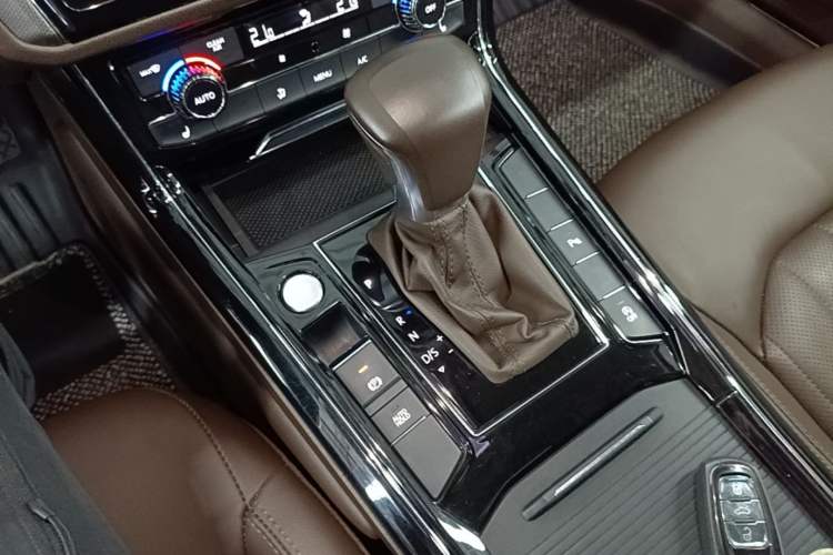 Used Volkswagen Phideon 2021 380TSI Luxury Edition Gear Lever