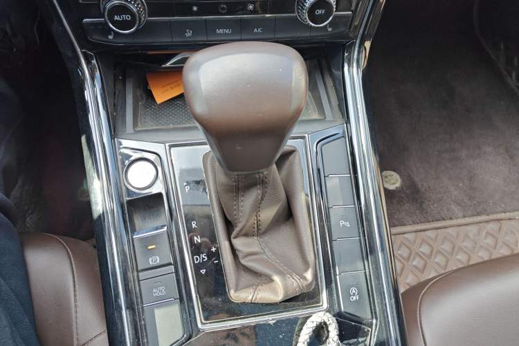 Used Volkswagen Phideon 2021 380TSI Luxury Edition Gear Lever